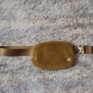 Lululemon Sherpa everywhere belt bag